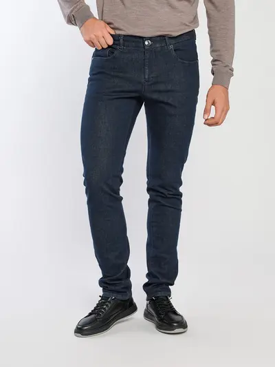 Джинсы зауженного книзу кроя